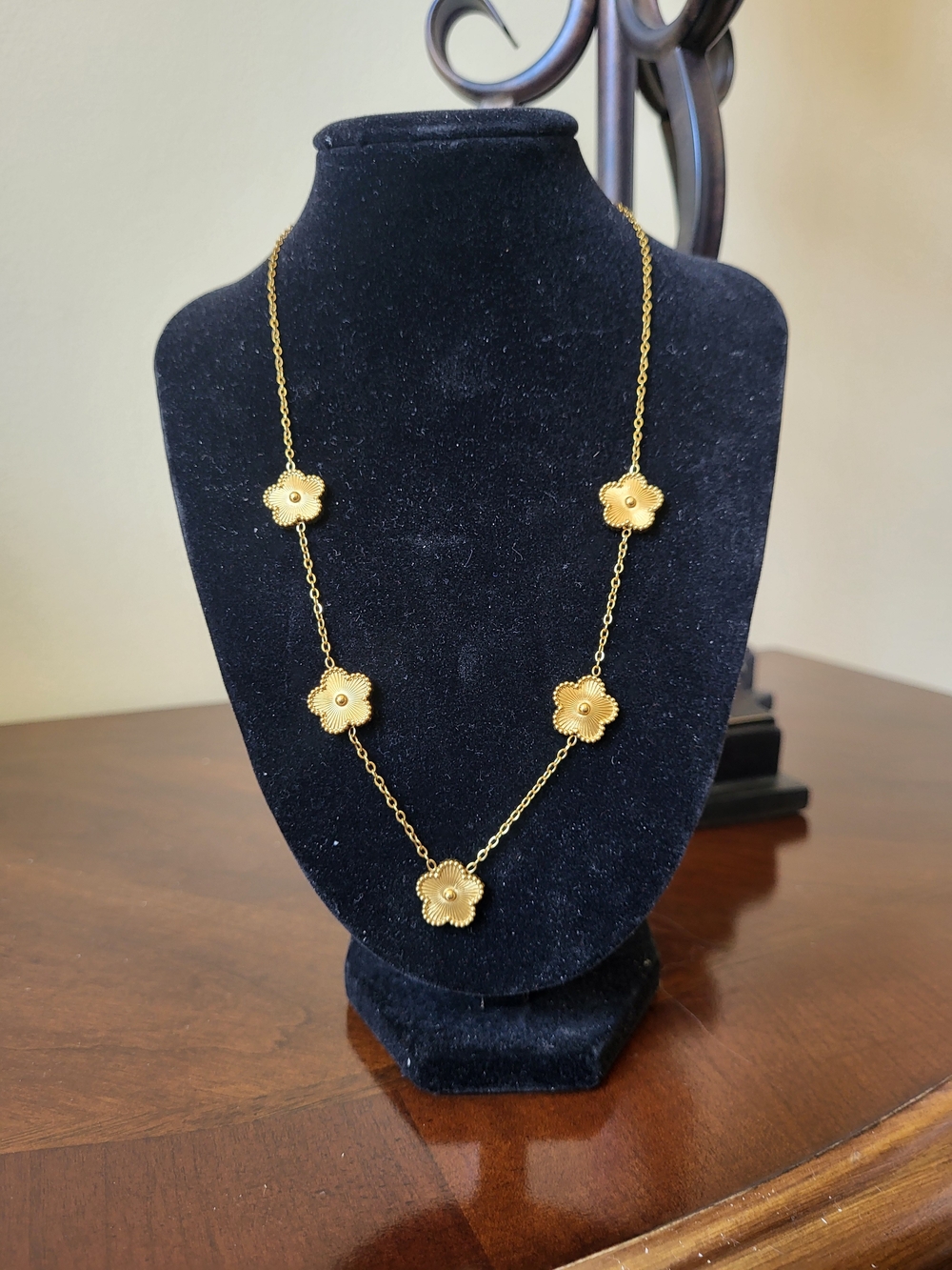 Nine West Clover Leaf  Necklace Stainless Steel